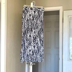 Black and white maxi skirt with double slit.